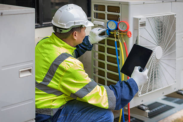 Professional Hvac technician working in Youngstown, FL